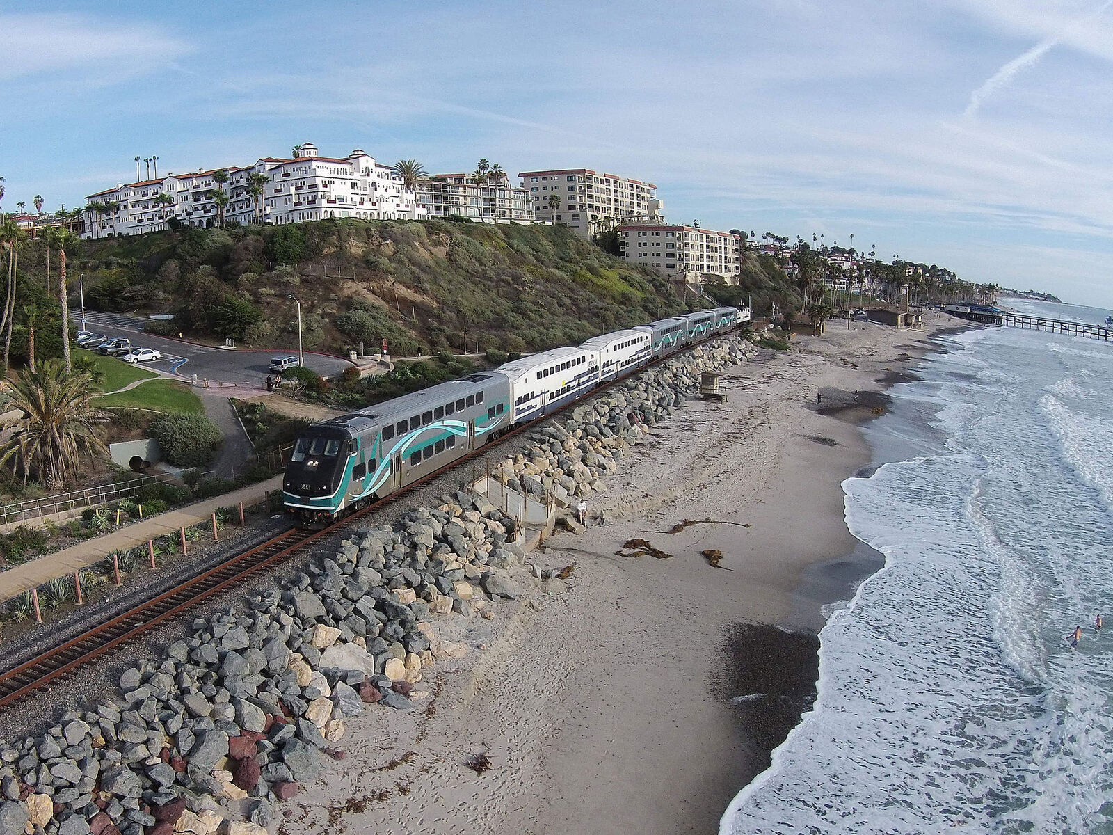 Metrolink 列车驶过 San Clemente 海岸抛石护坡路段资料图（2014年拍摄）
