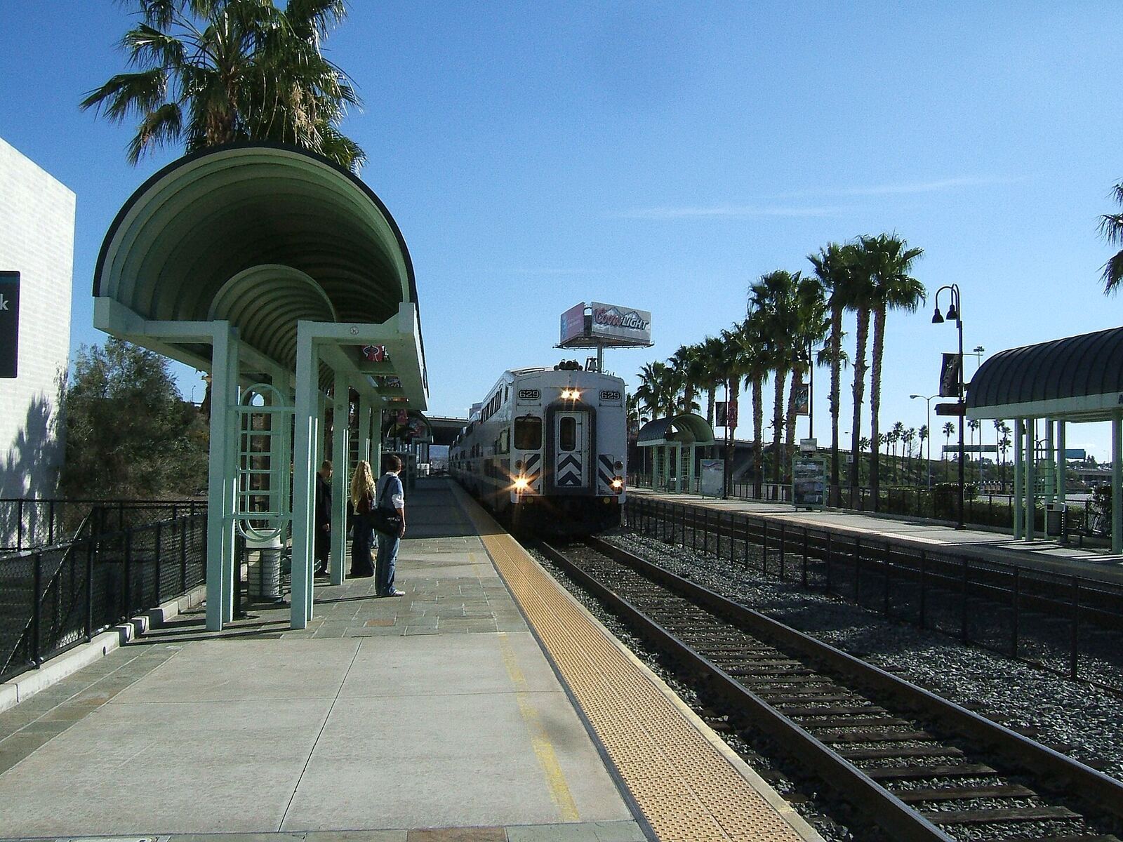 Metrolink 列车驶入 Anaheim 车站资料图（2007年12月拍摄）