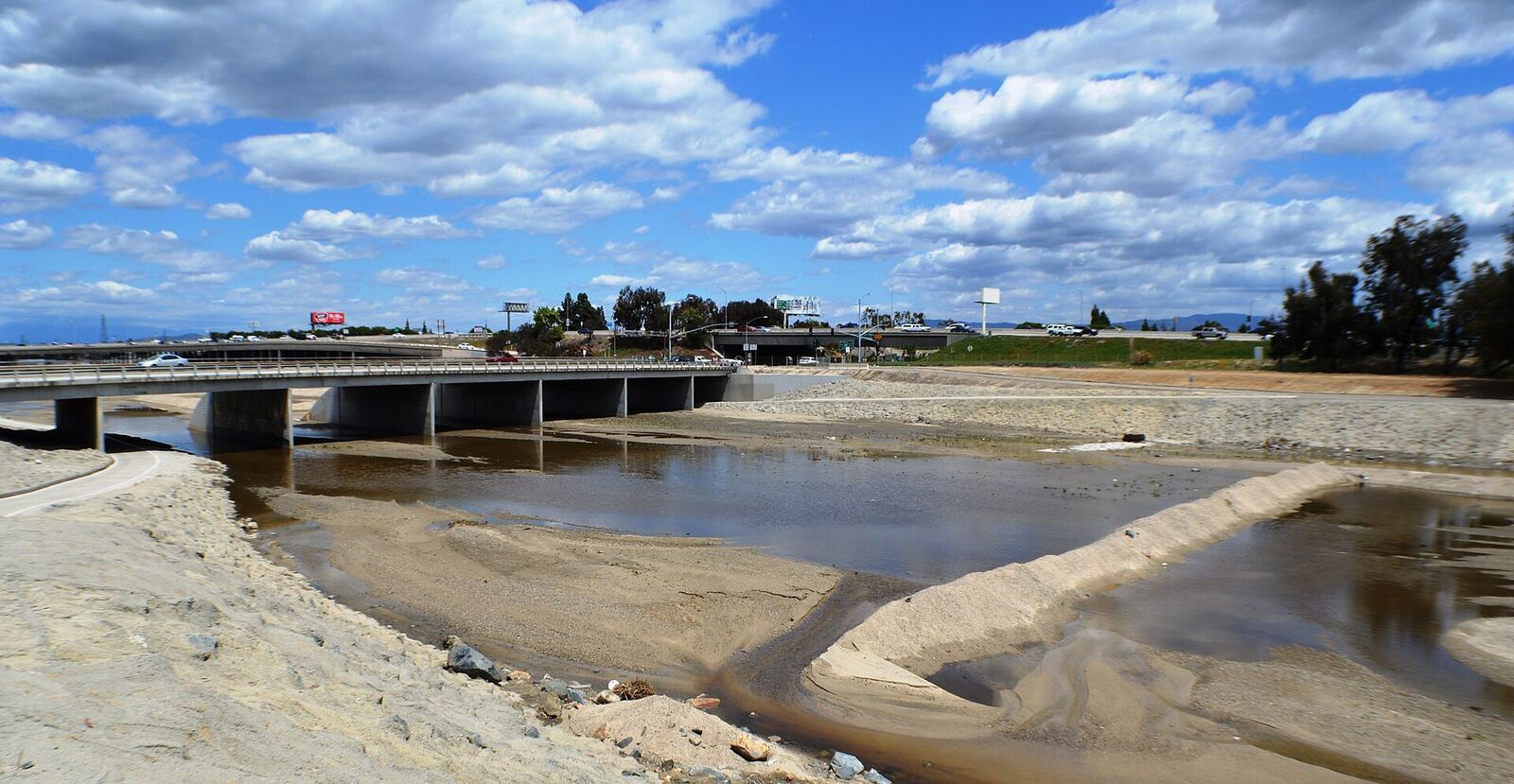Santa Ana River 流经 Anaheim 段资料图（2014年4月拍摄）