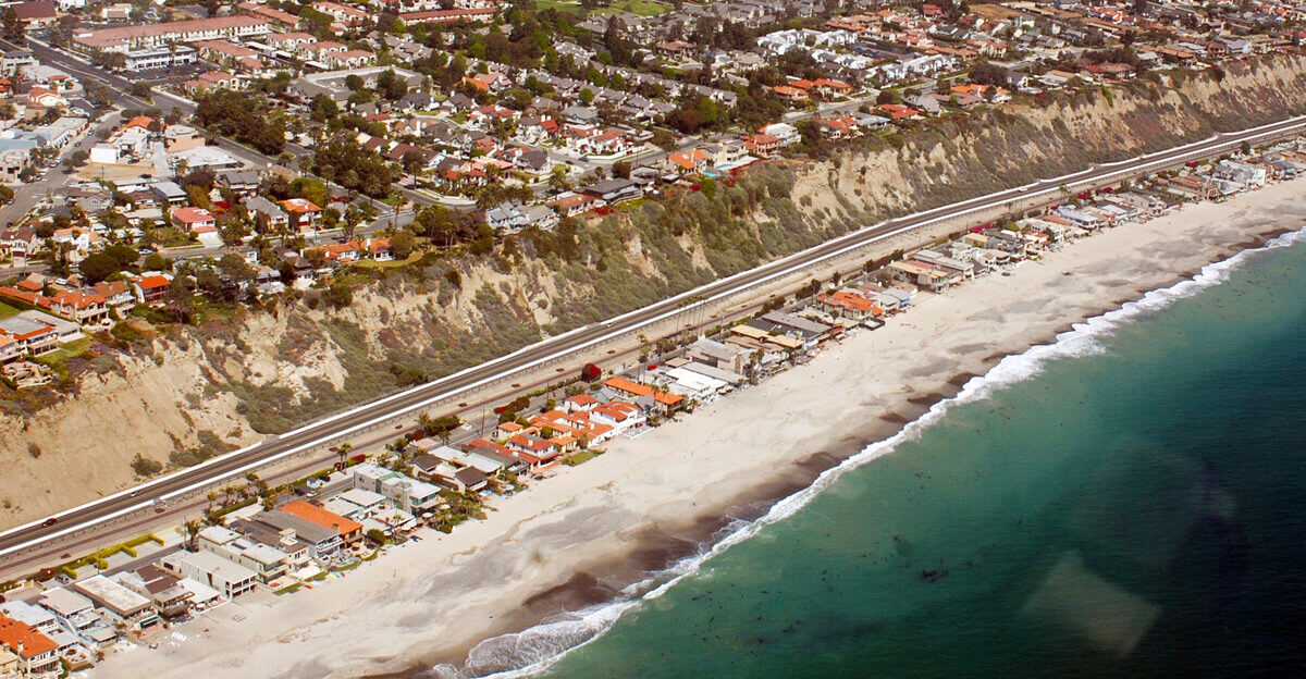 Capistrano Beach 的 Beach Road 海滨住宅带资料图（航拍）