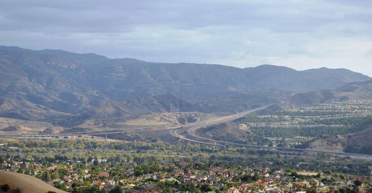 Yorba Linda 住宅区与 Santa Ana Mountains 资料图（自 Hidden Hills Estate 拍摄）