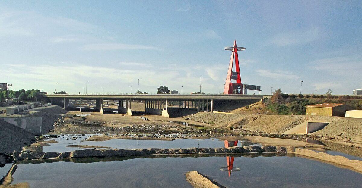 Anaheim 段的 Santa Ana River 防洪渠资料图（图库照片）