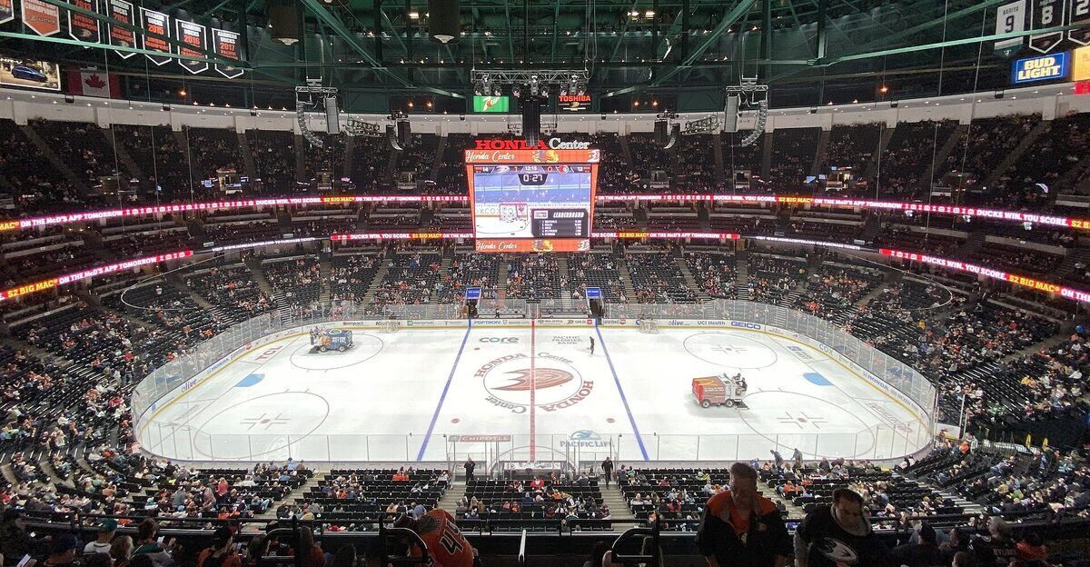 Anaheim 的 Honda Center 内场资料图（图库照片）