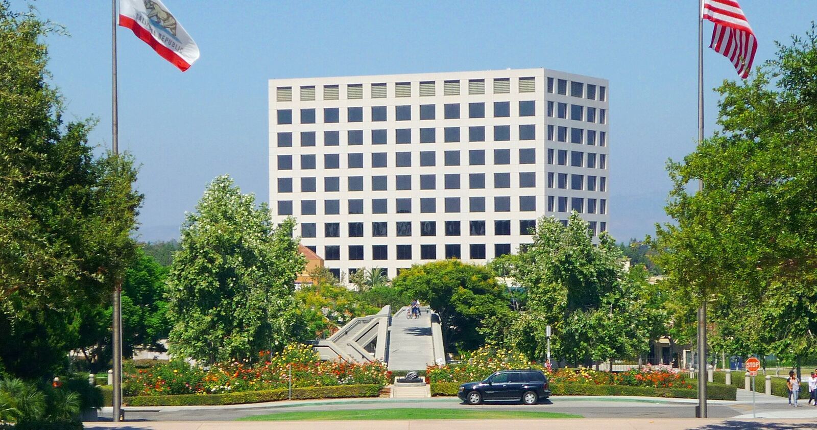 UC Irvine 校园资料图（Wikimedia Commons）