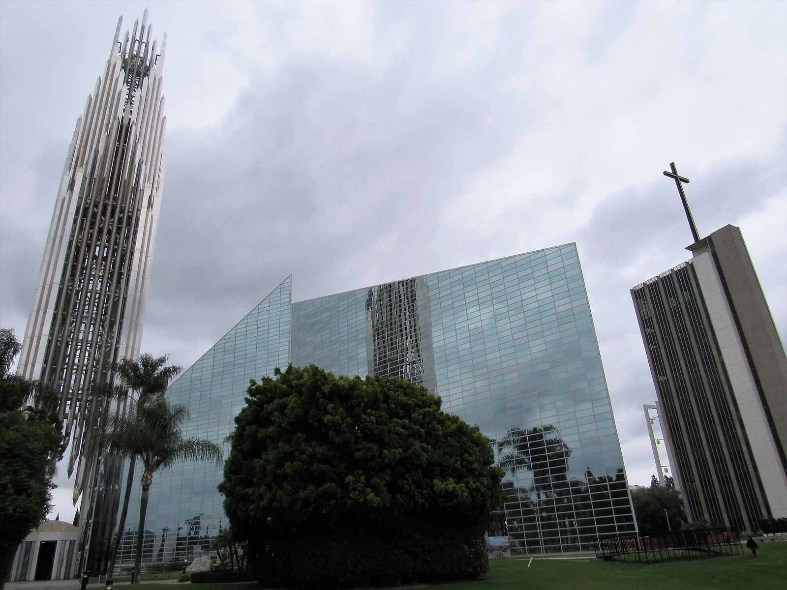 橙县天主教堂资料图（图为 Garden Grove 的 Christ Cathedral，非本案失窃雕像所在堂区）
