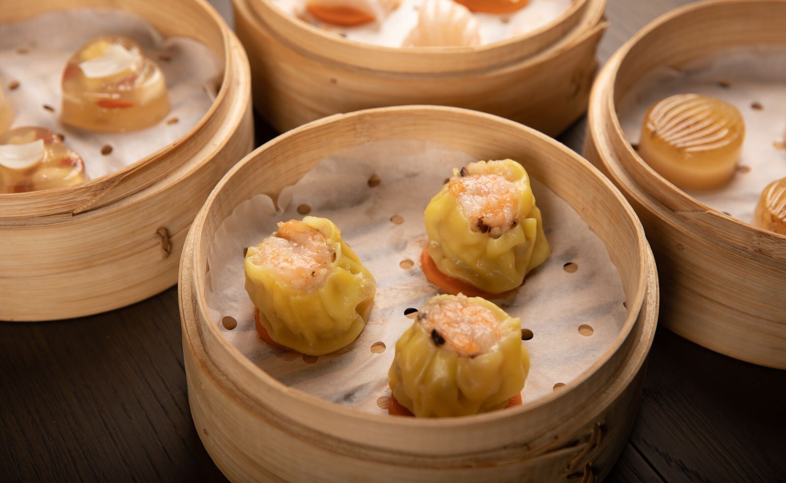 竹蒸笼里的港式点心资料图（图库照片）