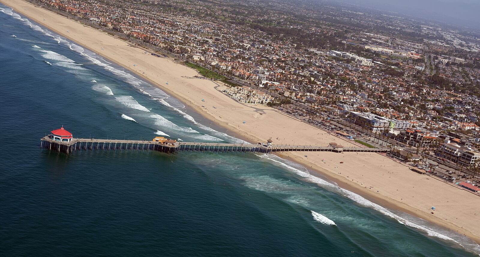 Huntington Beach 码头与海岸线资料图（Wikimedia Commons）