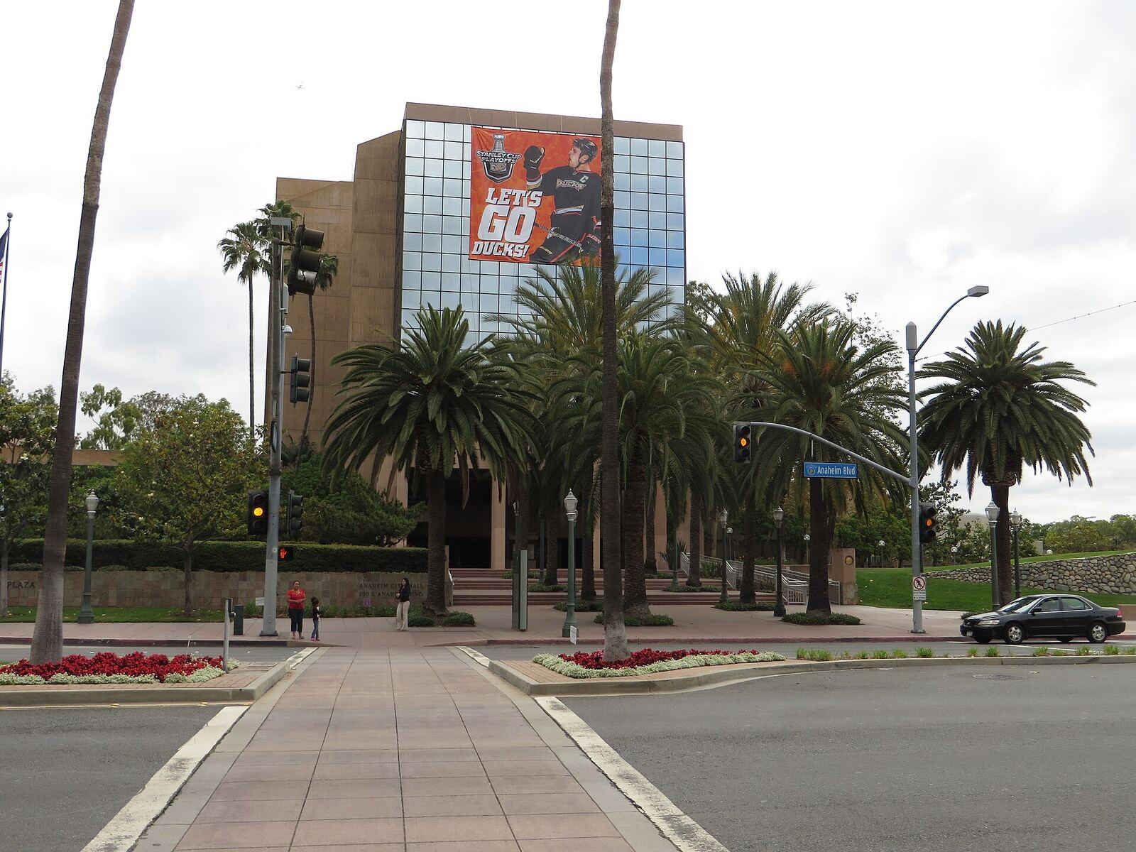 Anaheim 市政厅资料图（Wikimedia Commons）