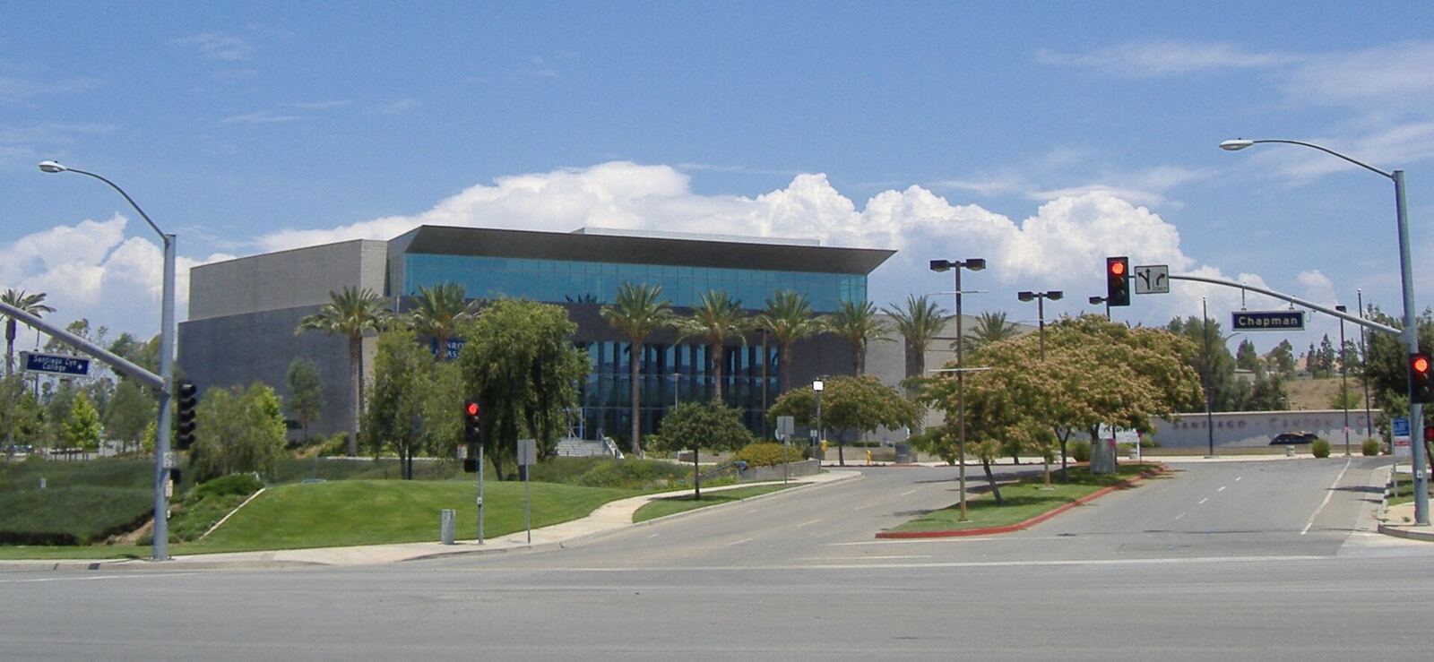 Santiago Canyon College 校园资料图（Wikimedia Commons）