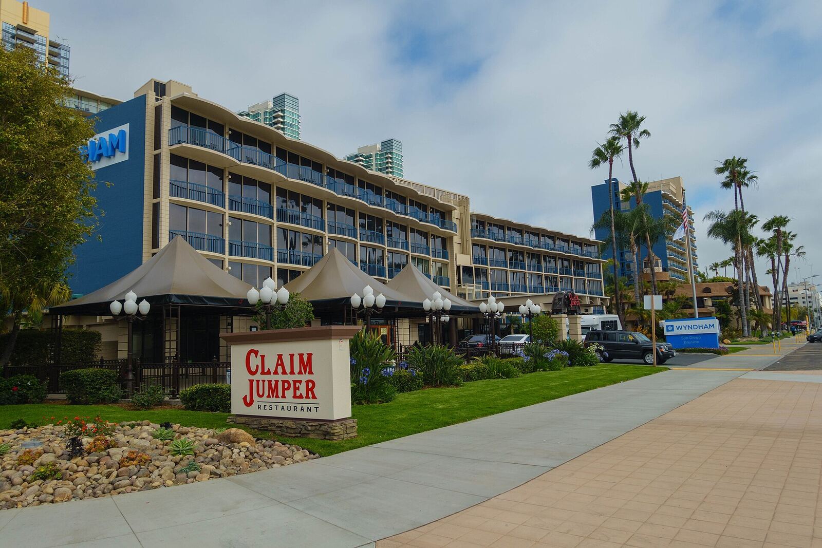 Claim Jumper 餐厅外观资料图（San Diego 分店，非 Buena Park 店）