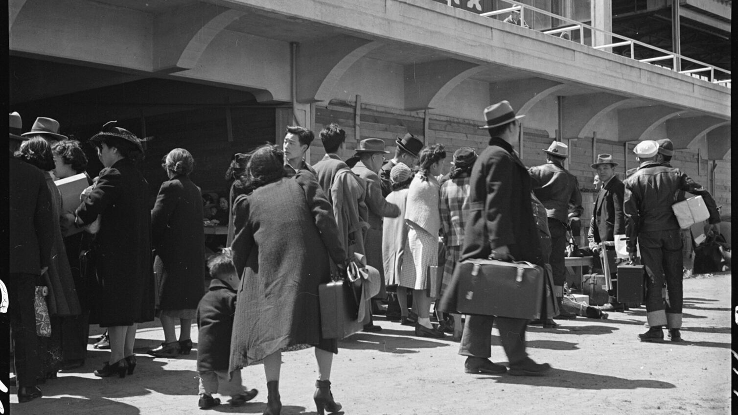 1942年日裔家庭抵达 Tanforan 集合中心资料图（Dorothea Lange 摄，美国国家档案馆）