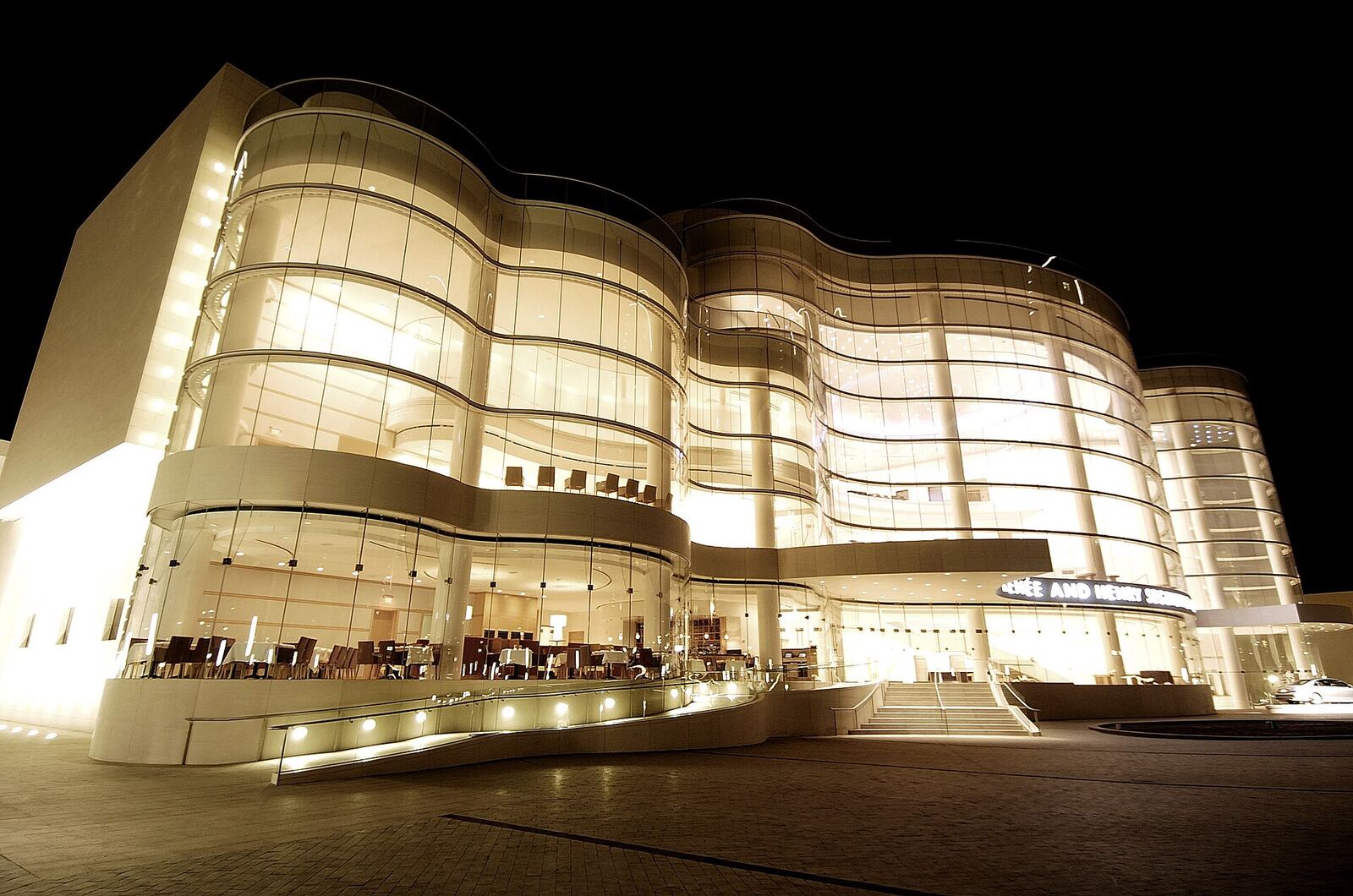 Costa Mesa 的 Segerstrom 艺术中心夜景资料图（Wikimedia Commons）