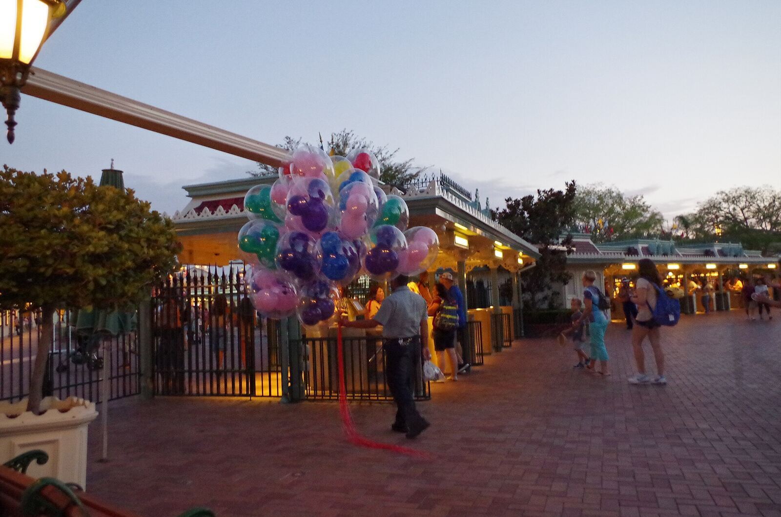Disneyland 入口资料图（2014年摄，非当前施工现场）