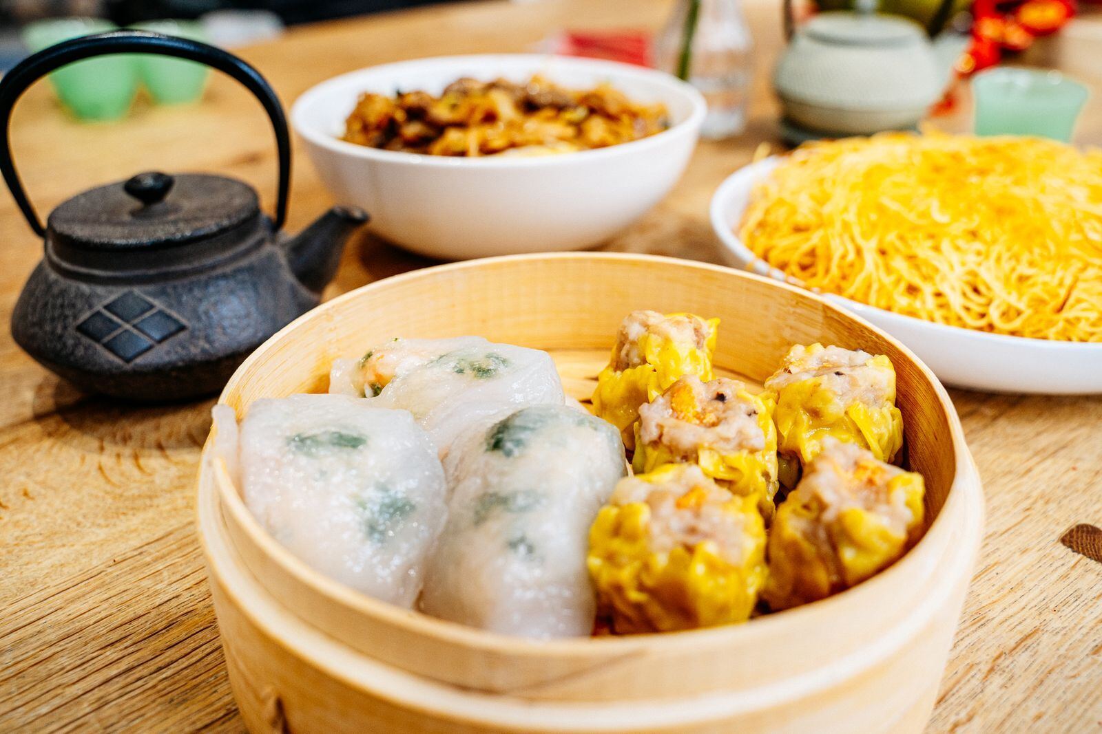 点心与茶具资料图（图库照片，非 Qua 餐厅实拍）