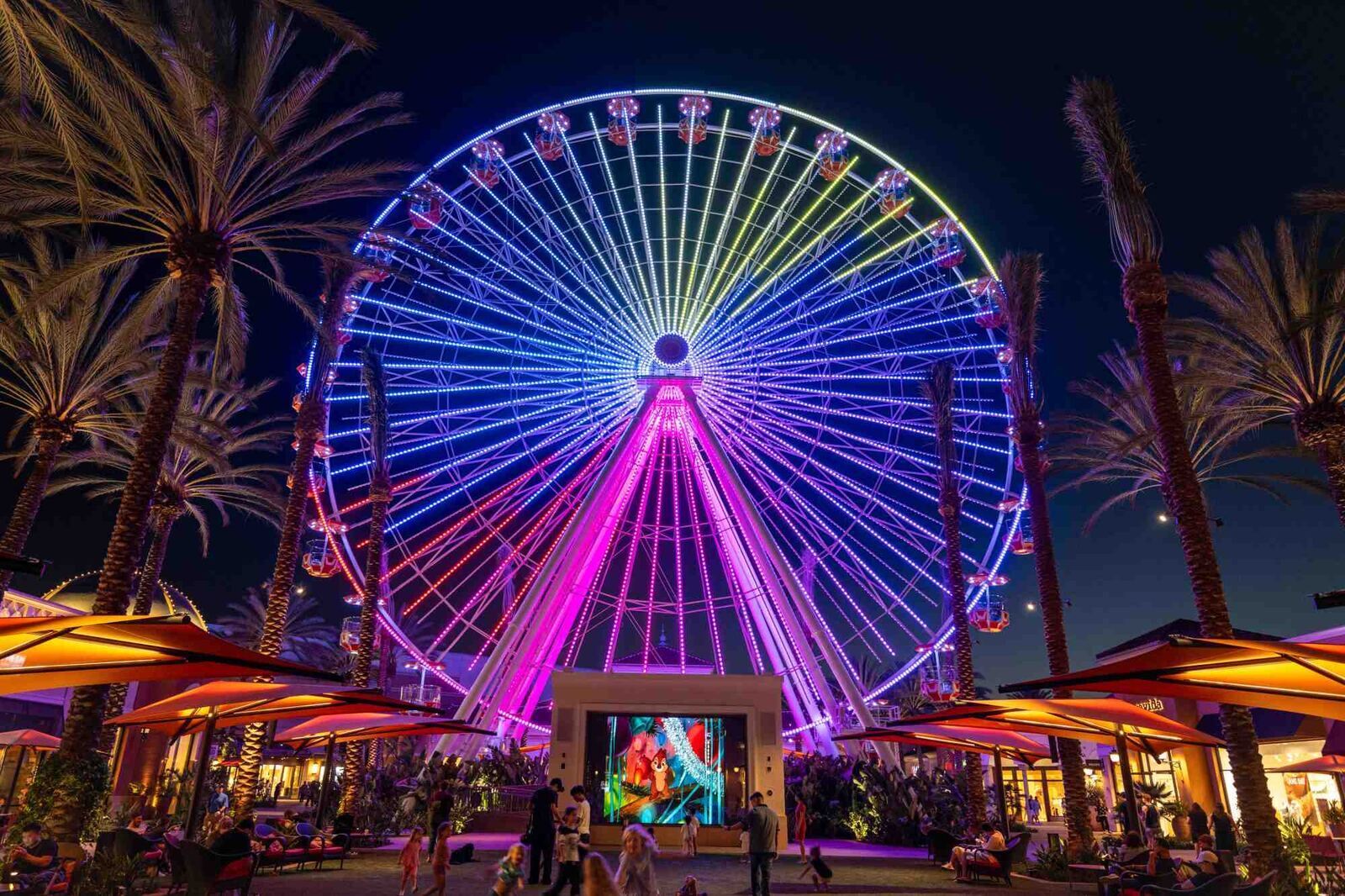 尔湾 Irvine Spectrum 新摩天轮 SunWheel 夜间亮灯（2026年9月24日摄）