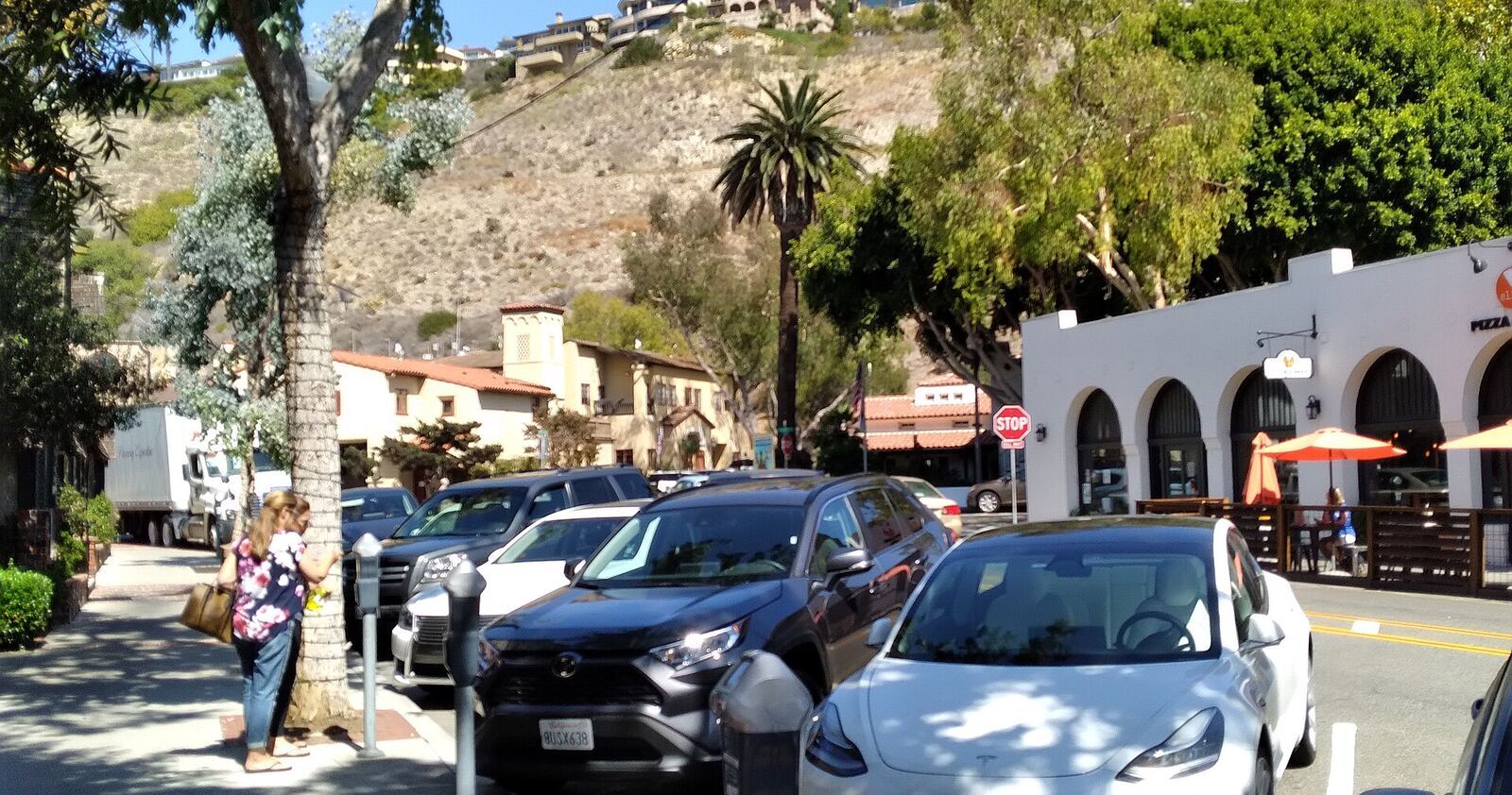 Laguna Beach 市中心 Forest Avenue 街景资料图（2021年，Wikimedia Commons）