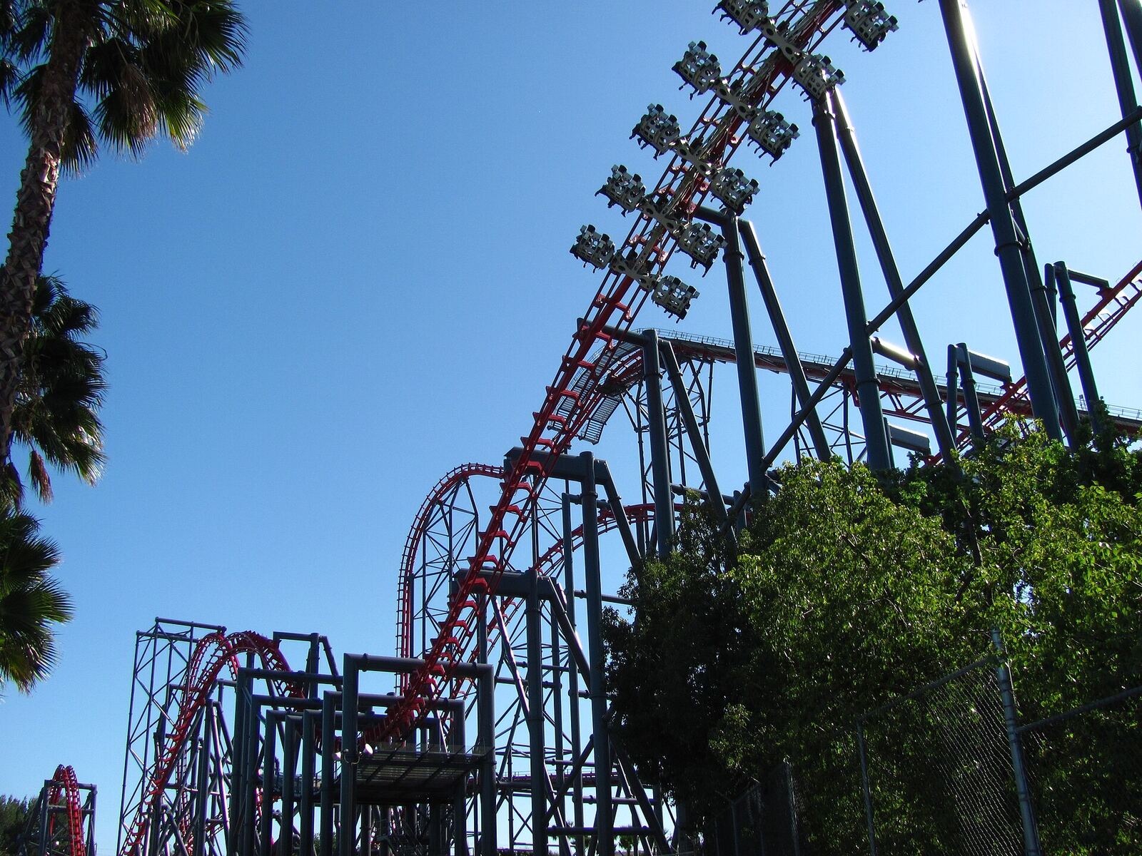 Six Flags Magic Mountain 的 X2 过山车轨道资料图（Wikimedia Commons）