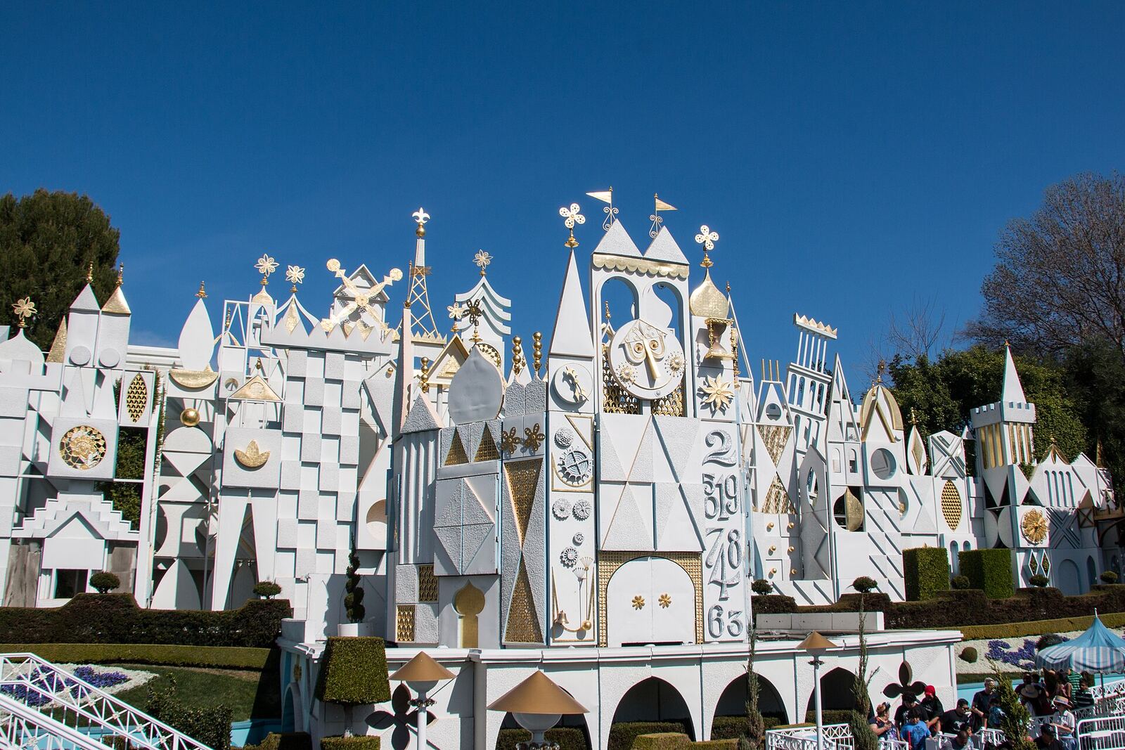 Disneyland 小小世界（It's a Small World）外立面资料图（Wikimedia Commons）