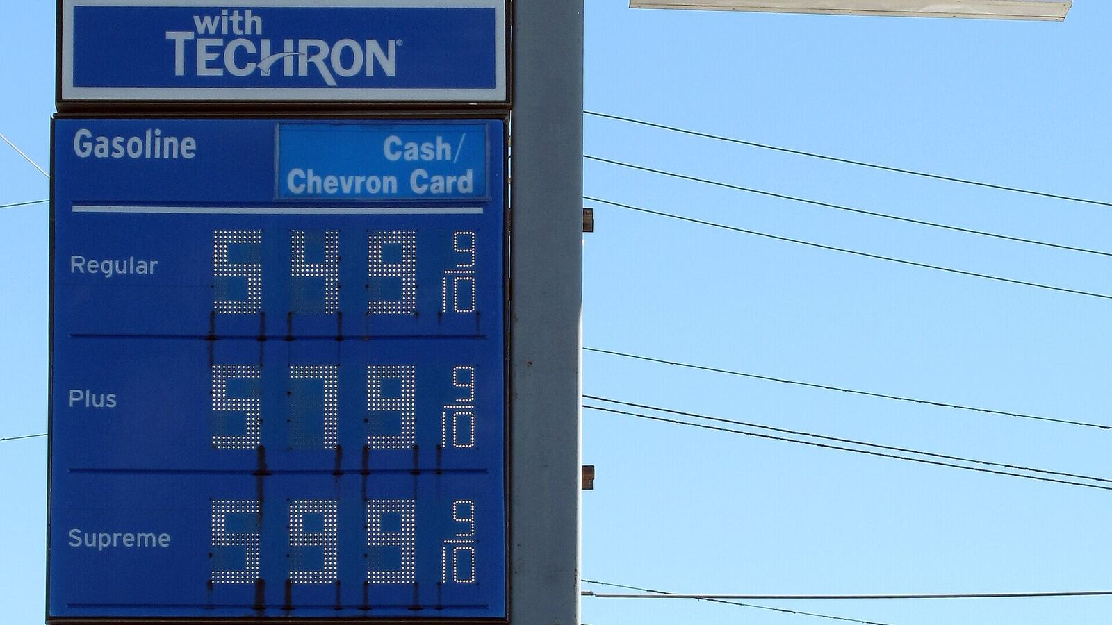 洛杉矶一家 Chevron 加油站价牌资料图（2022年11月摄，Wikimedia Commons）