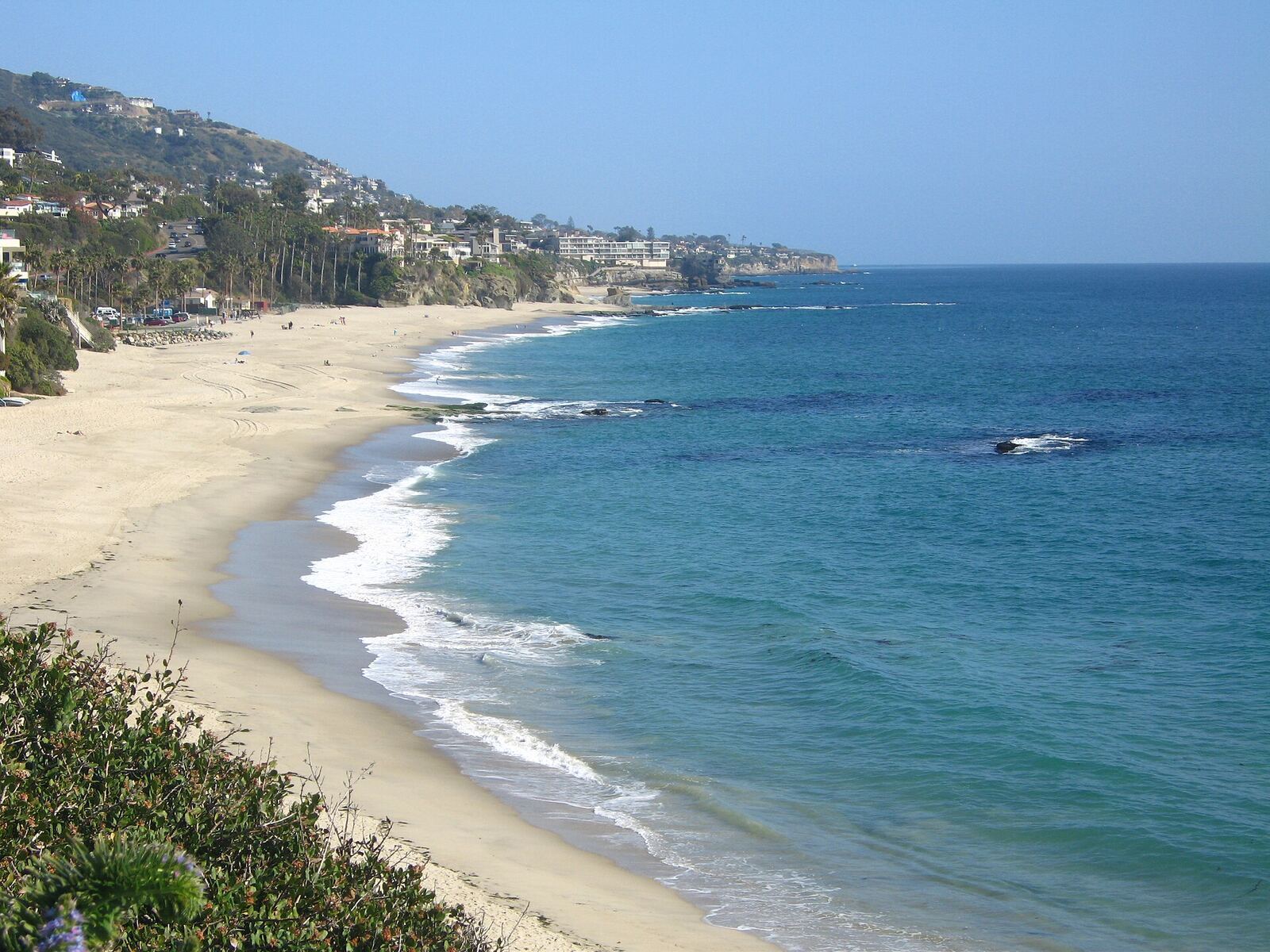 Laguna Beach 的 Aliso Beach 海岸资料图（Wikimedia Commons，非本次受损现场）