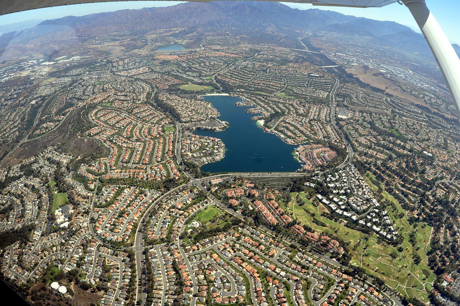Mission Viejo 市区与 Lake Mission Viejo 航拍资料图（Wikimedia Commons）