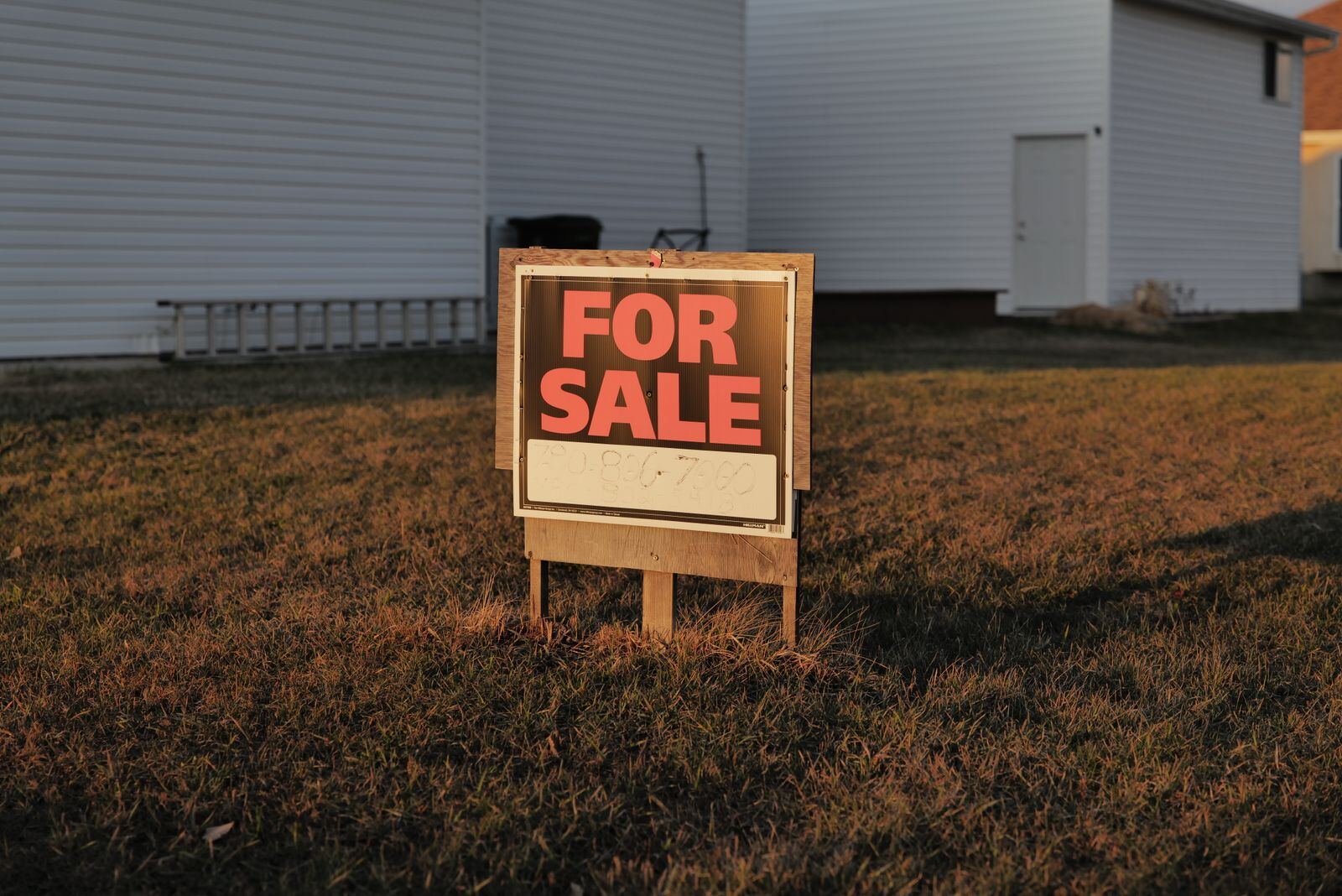 住宅前院「For Sale」招牌资料图（图库照片）