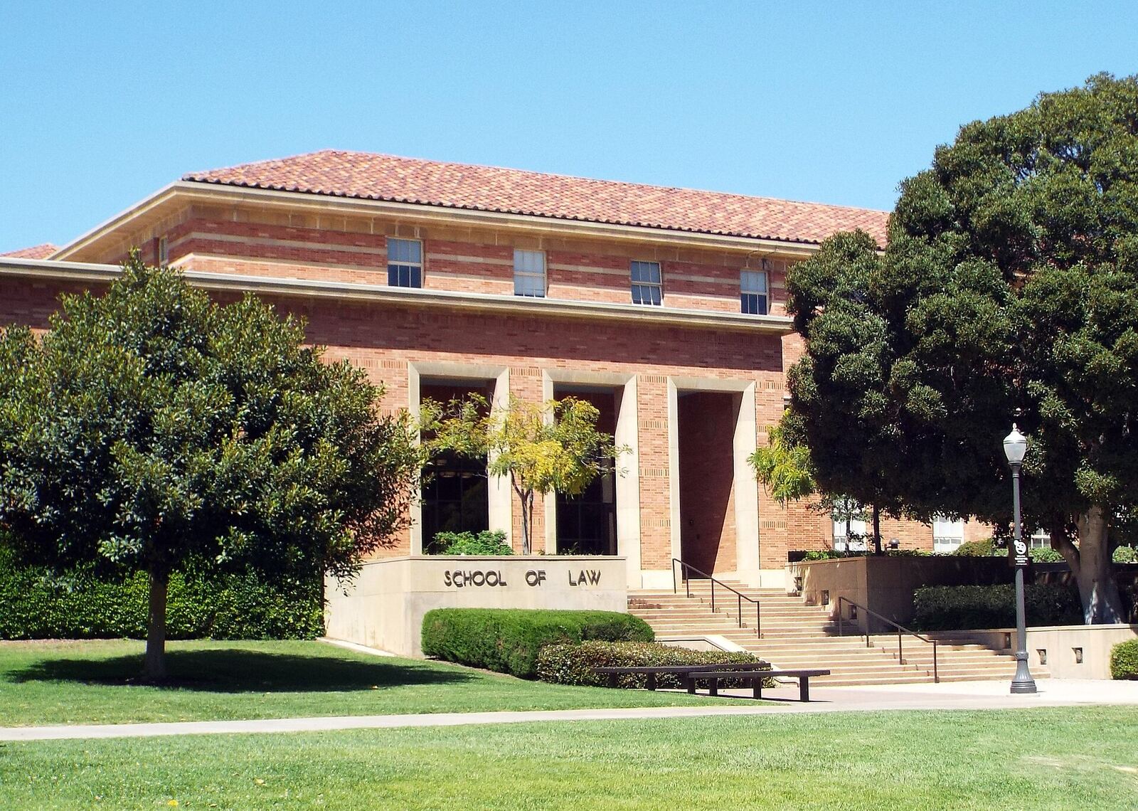 UCLA 法学院大楼南入口资料图（Wikimedia Commons）