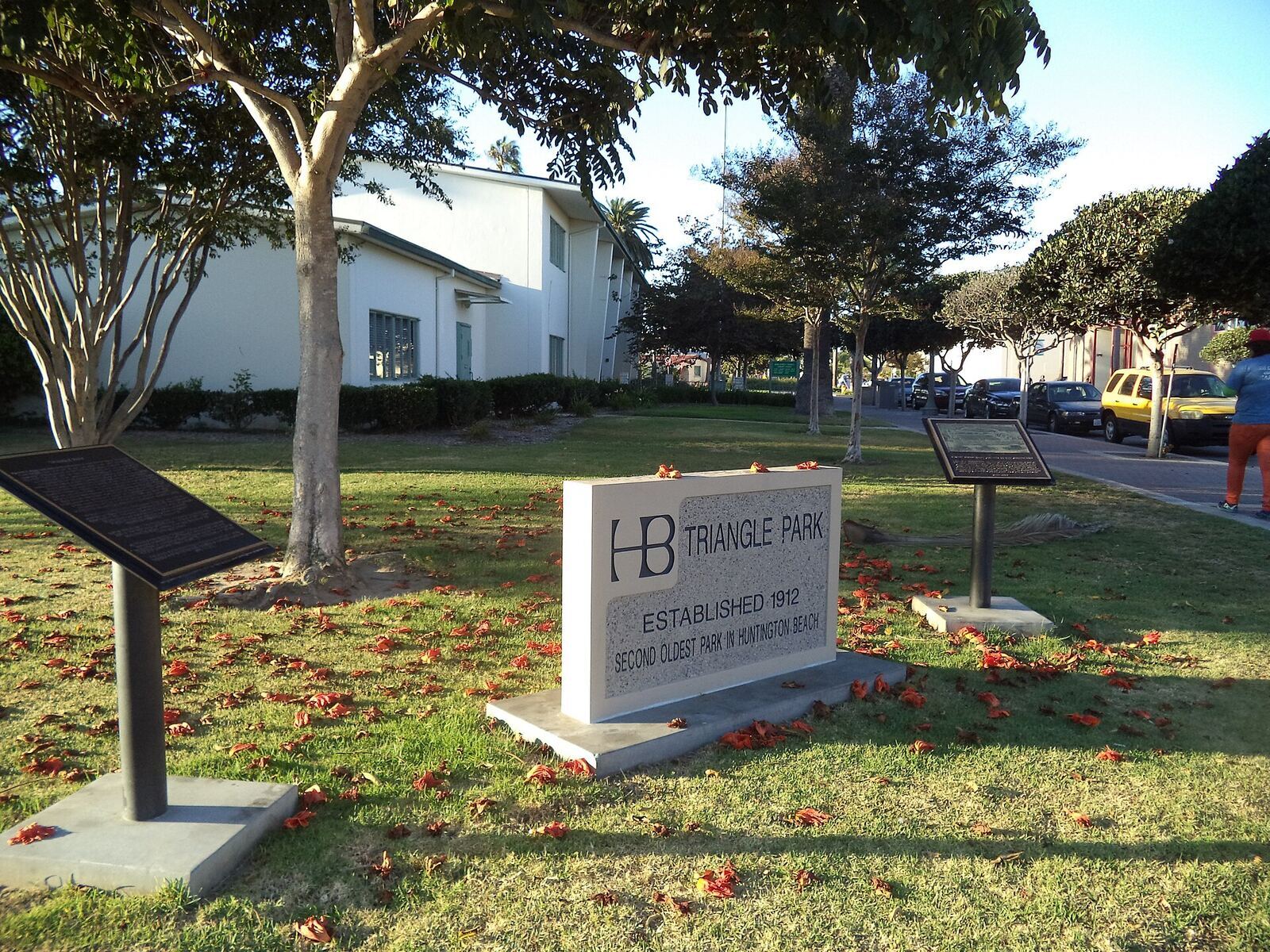 Huntington Beach 的 Triangle Park 与 Main Street 图书馆，资料图（Wikimedia Commons）