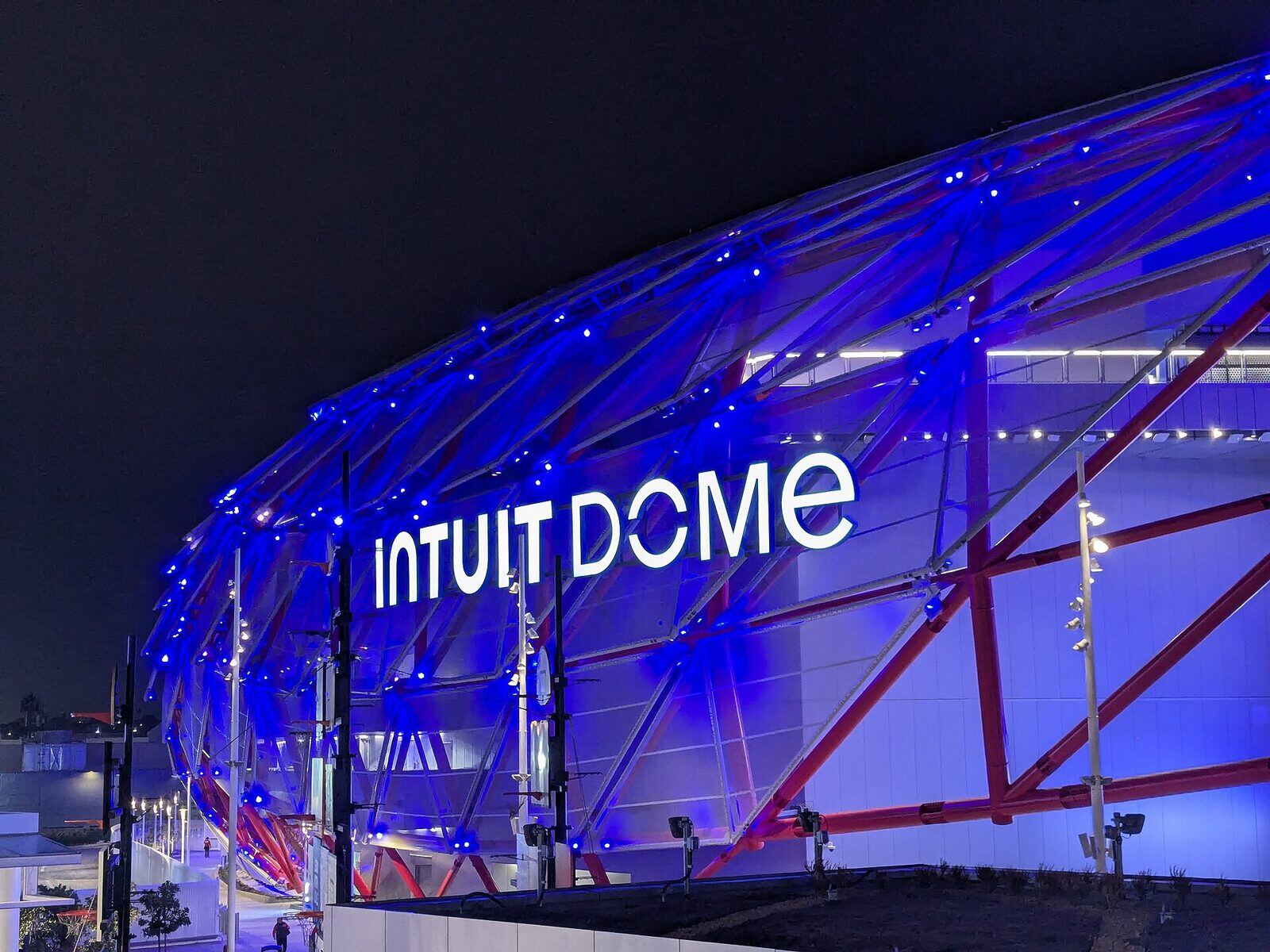 Inglewood 的 Intuit Dome 外观夜景，资料图（Wikimedia Commons）