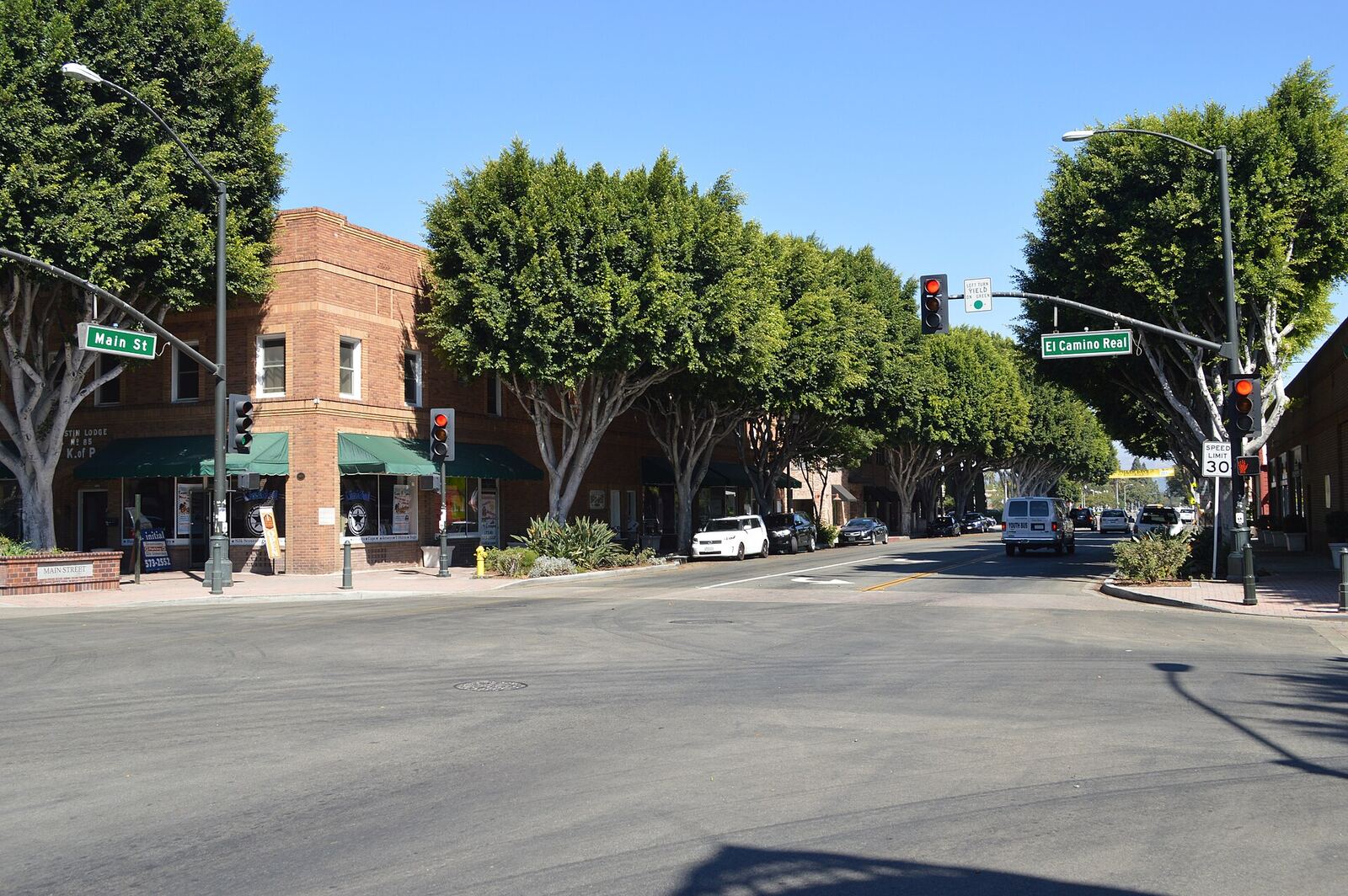 Tustin 老城 Main Street 与 El Camino Real 路口资料图（Wikimedia Commons）