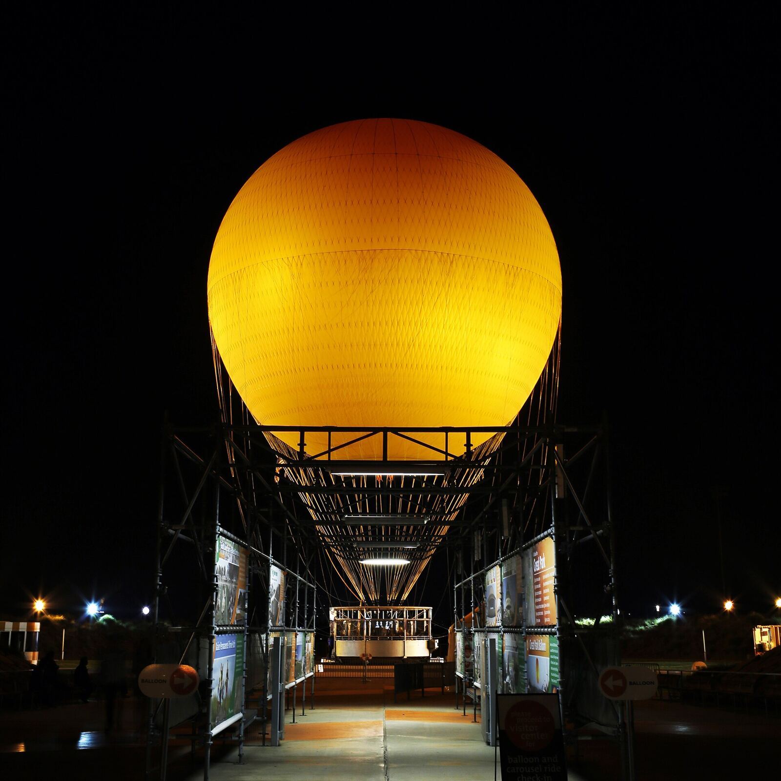 尔湾大公园橙色观光气球夜景，资料图（Wikimedia Commons）
