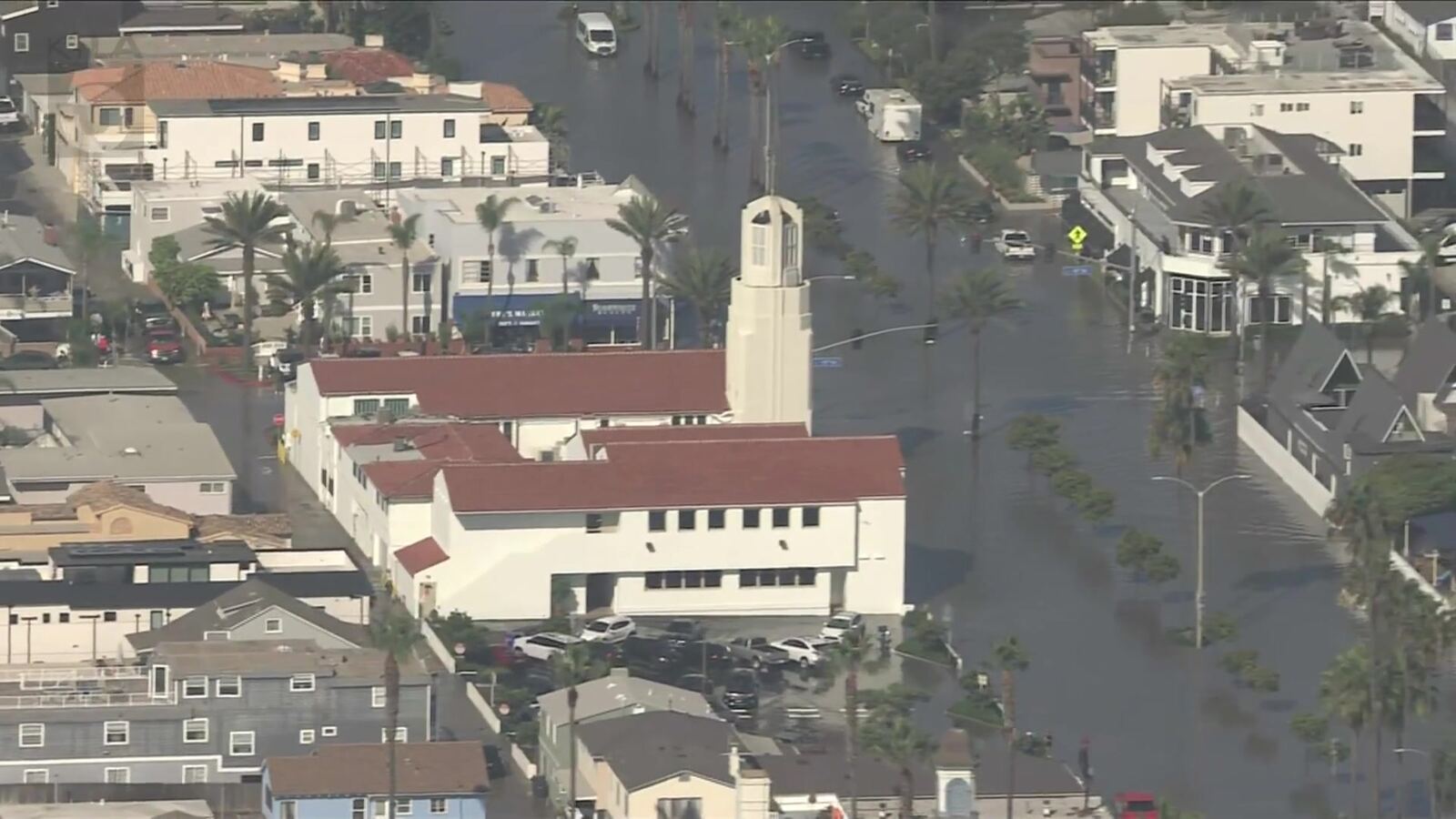 10月9日 KTLA 直升机拍摄的 Newport Beach Balboa 半岛淹水街区（资料图）