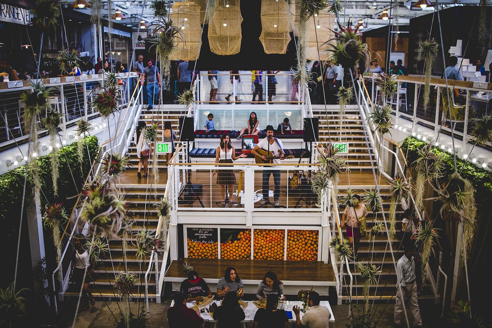 Anaheim 市中心 Packing House 美食广场内景资料图（Wikimedia Commons，CC BY 2.0）