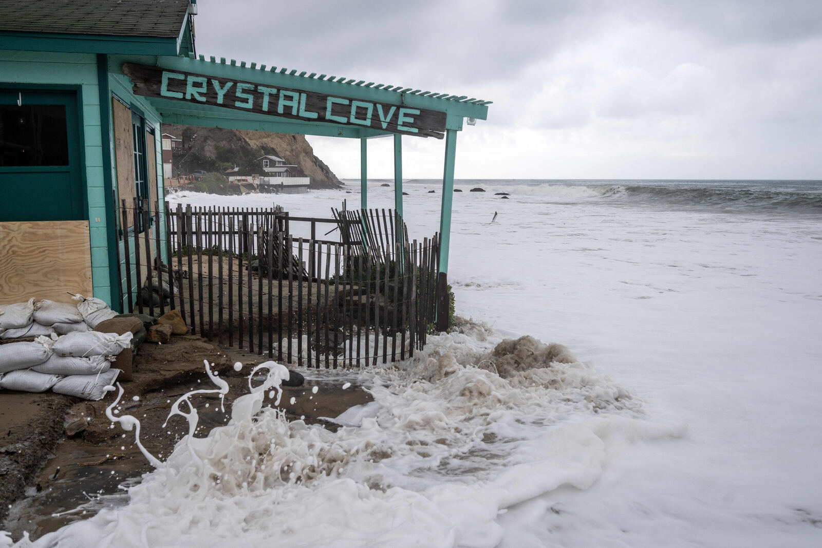10月10日海浪冲击 Newport Beach Crystal Cove 州立海滩历史小屋的地基（资料图）