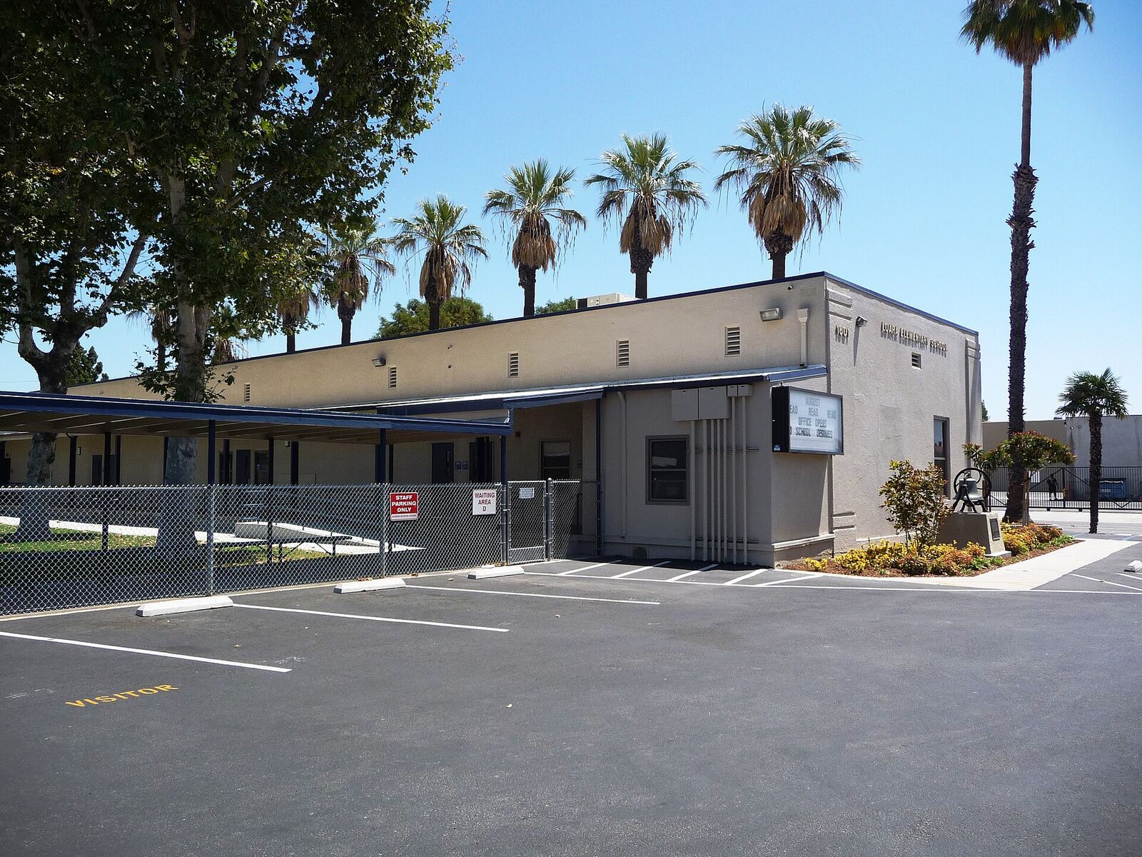 Anaheim 市 Loara 小学校园资料图（Wikimedia Commons）