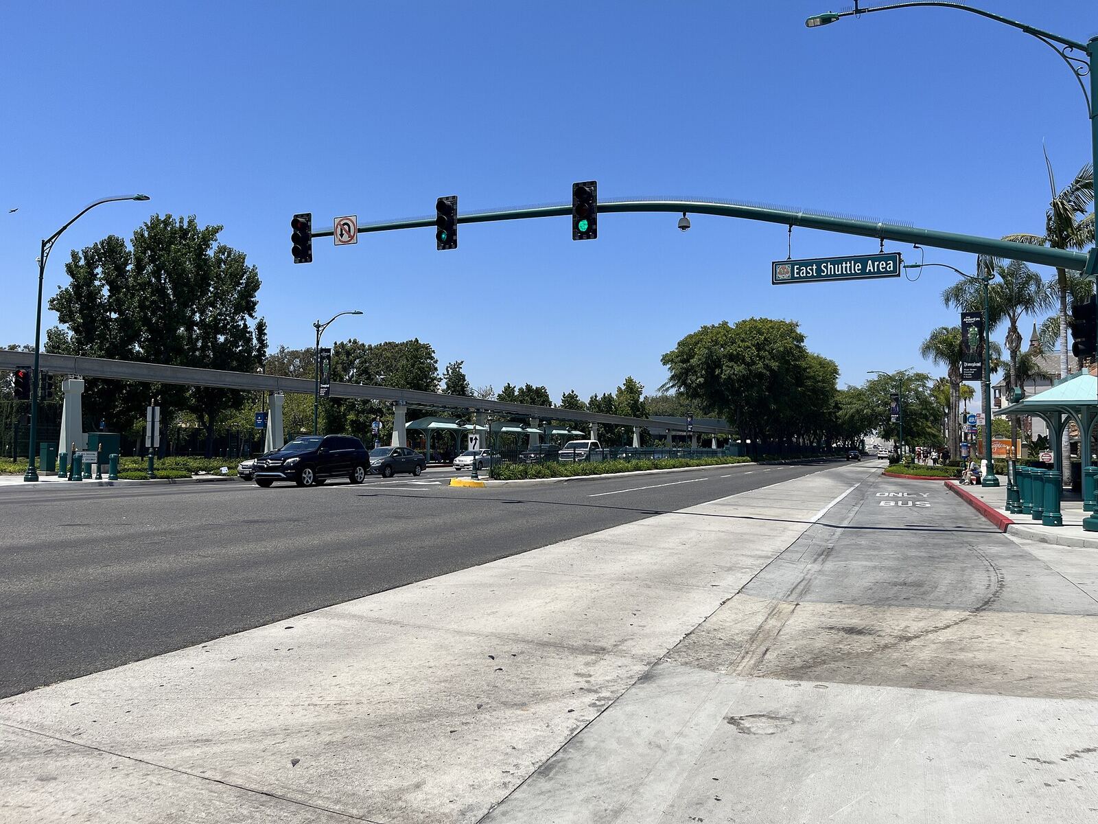 Disneyland 度假区旁 Harbor Boulevard 街景资料图（Wikimedia Commons，CC0）