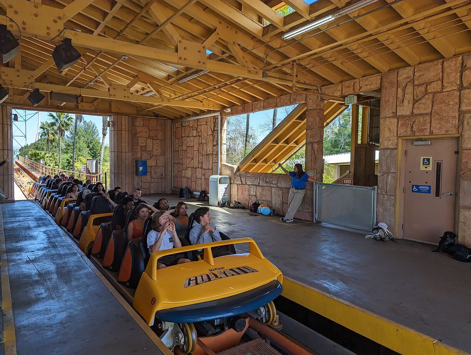 Six Flags Magic Mountain 的 Goliath 过山车站台资料图