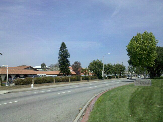 Costa Mesa 与 Santa Ana 交界处的 Calvary Chapel 一带街景资料图（2010年摄）
