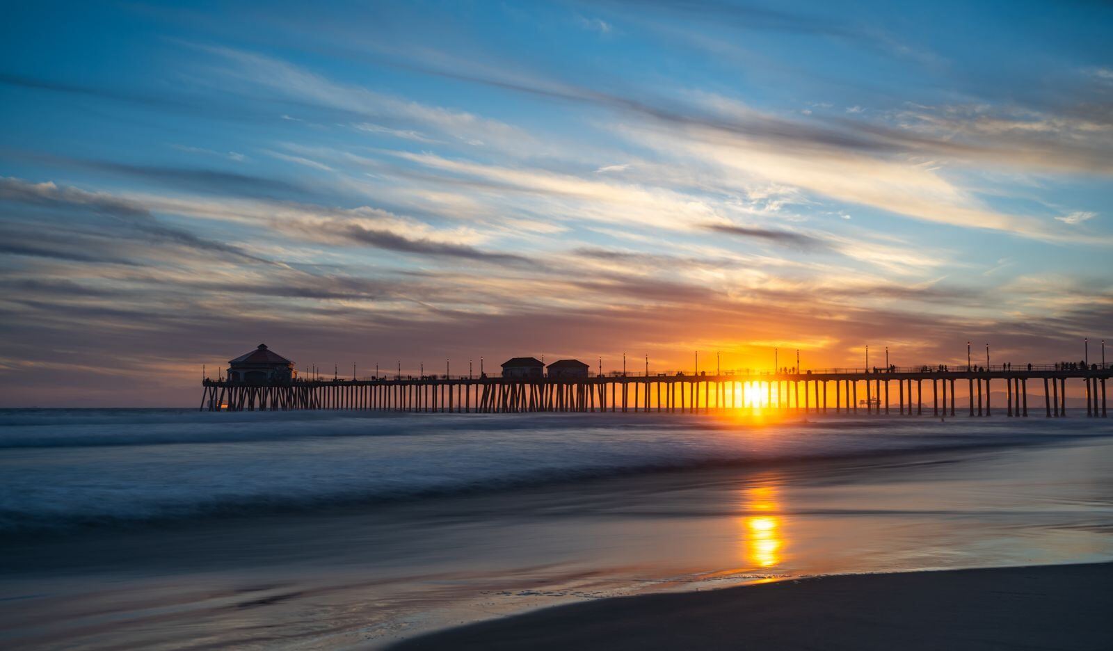Huntington Beach 码头资料图（图库照片）