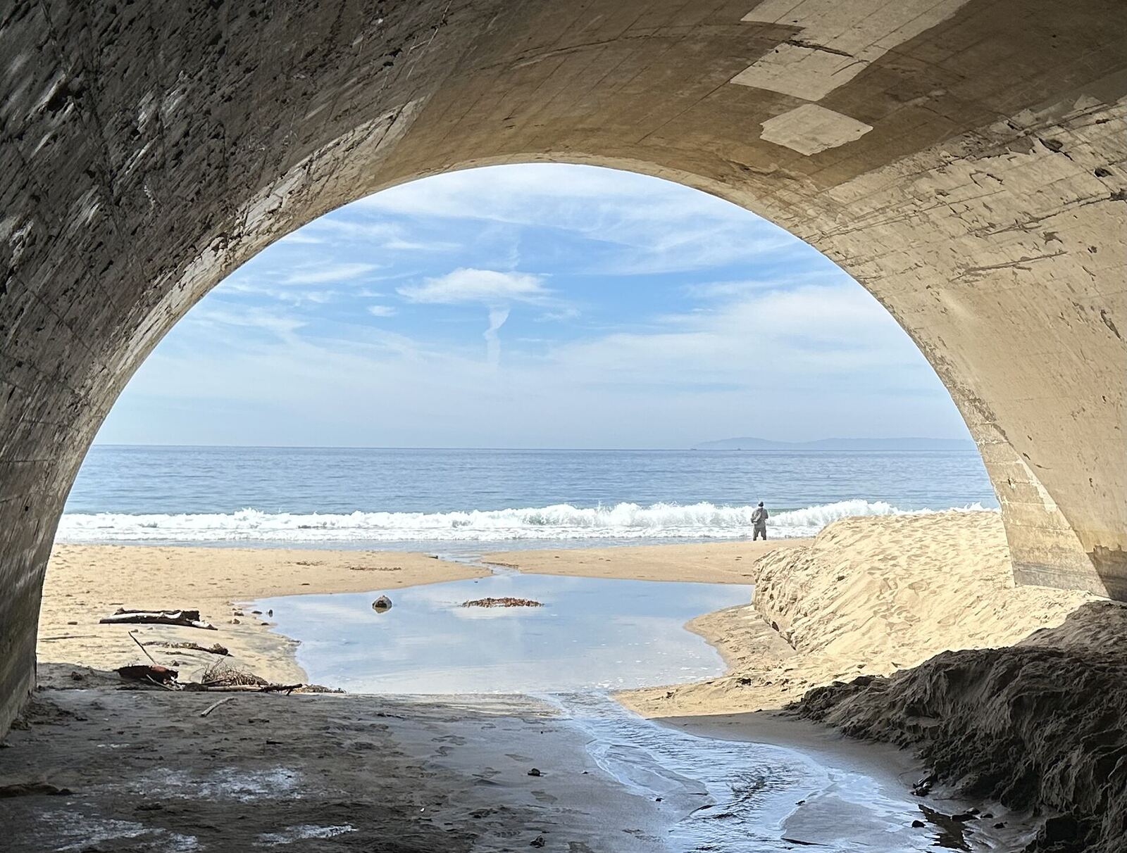Crystal Cove 州立公园 PCH 下方通往 Moro Beach 的涵洞资料图（2026年2月摄）