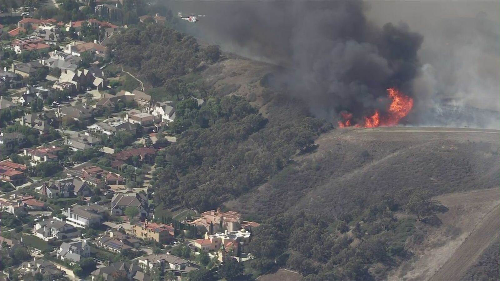 Norte 山火逼近 San Clemente 住宅区（KTLA 直升机画面）