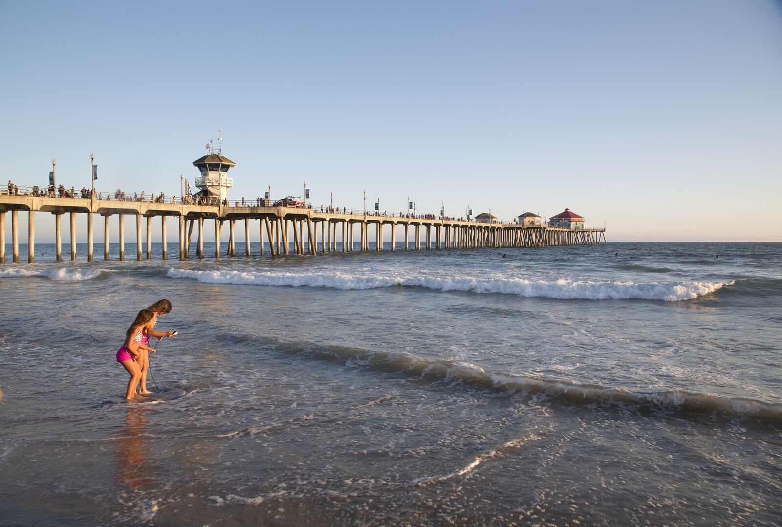 Huntington Beach 码头与海浪资料图（Carol M. Highsmith 摄，美国国会图书馆藏）