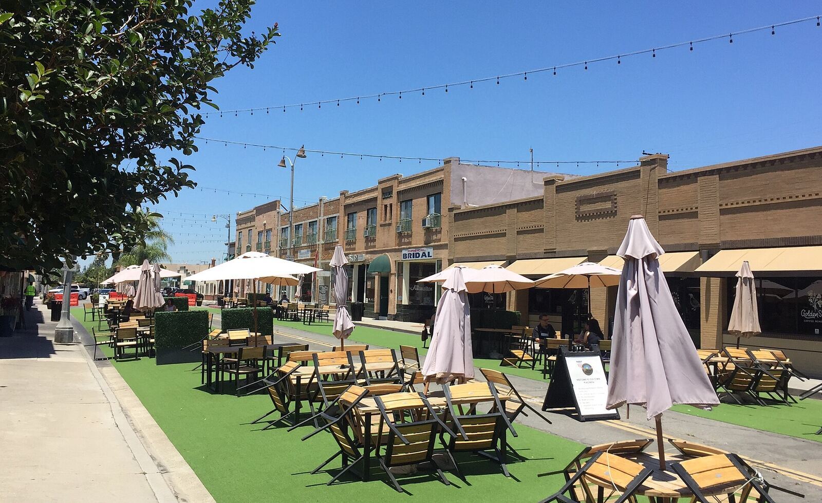 Placentia Old Town 的 Placita Santa Fe 户外用餐区资料图（Wikimedia Commons）
