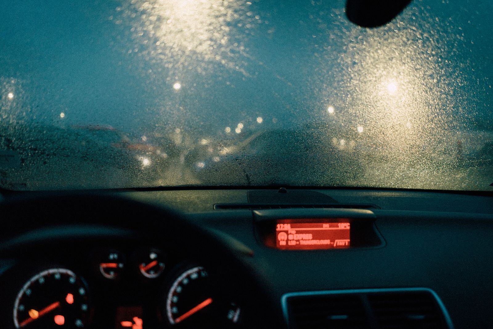 雨天车窗与道路资料图（图库照片）