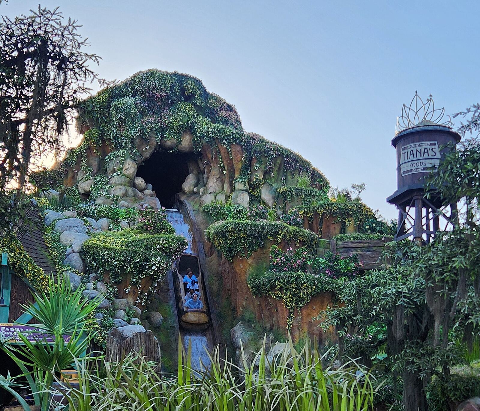 Disneyland 的 Tiana's Bayou Adventure(原 Splash Mountain)资料图(Wikimedia Commons)