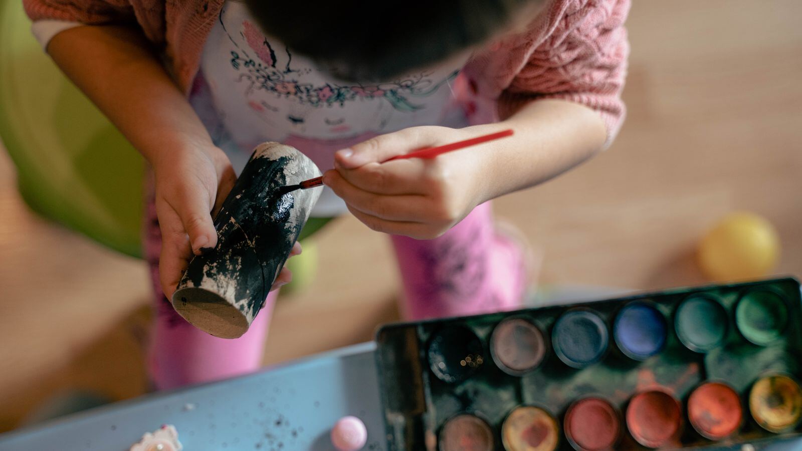 示意图(图库照片)· 俯拍幼儿涂色手工