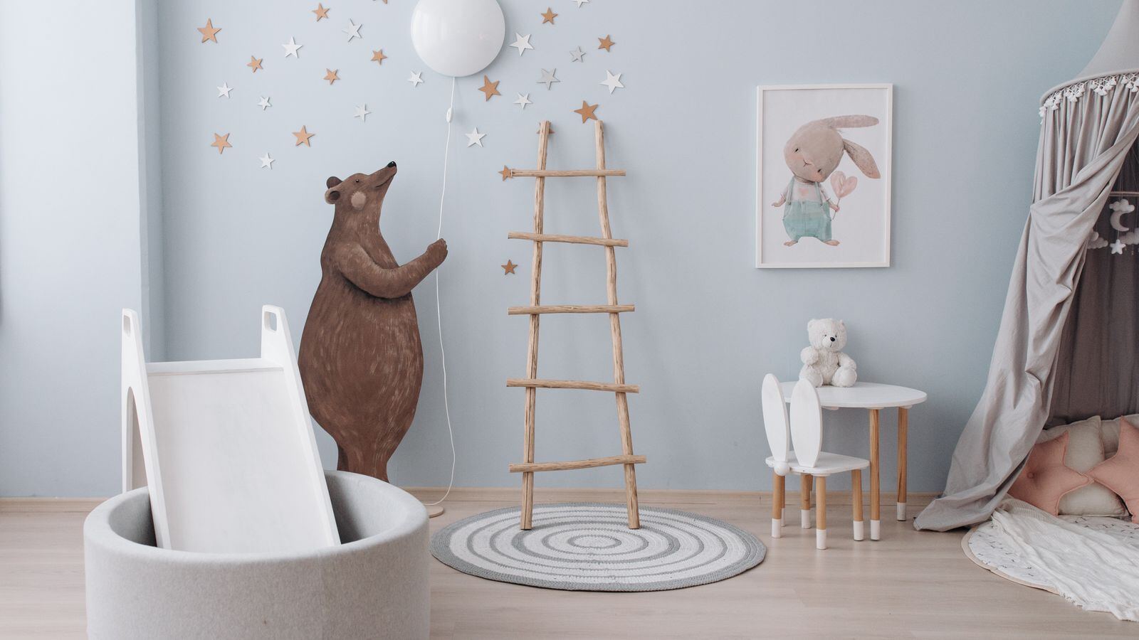 示意图(图库照片)· 星星墙与小木梯的婴幼室