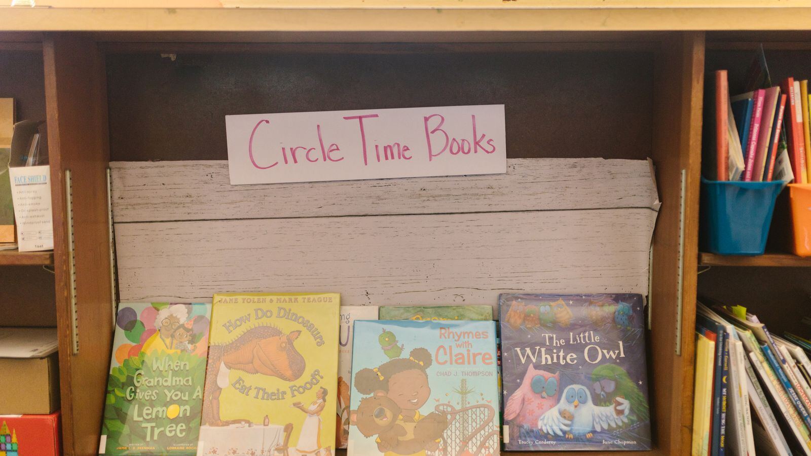 示意图（图库照片）· 绘本架与「Circle Time Books」