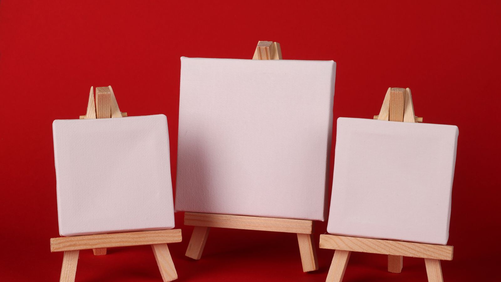 示意图（图库照片）· 小画架与空白画布