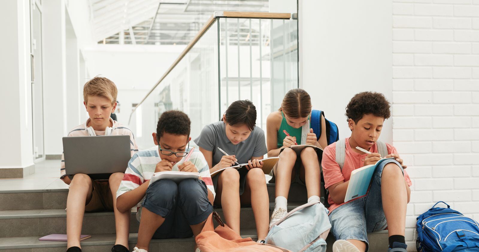 示意图(图库照片)· 台阶上写作业